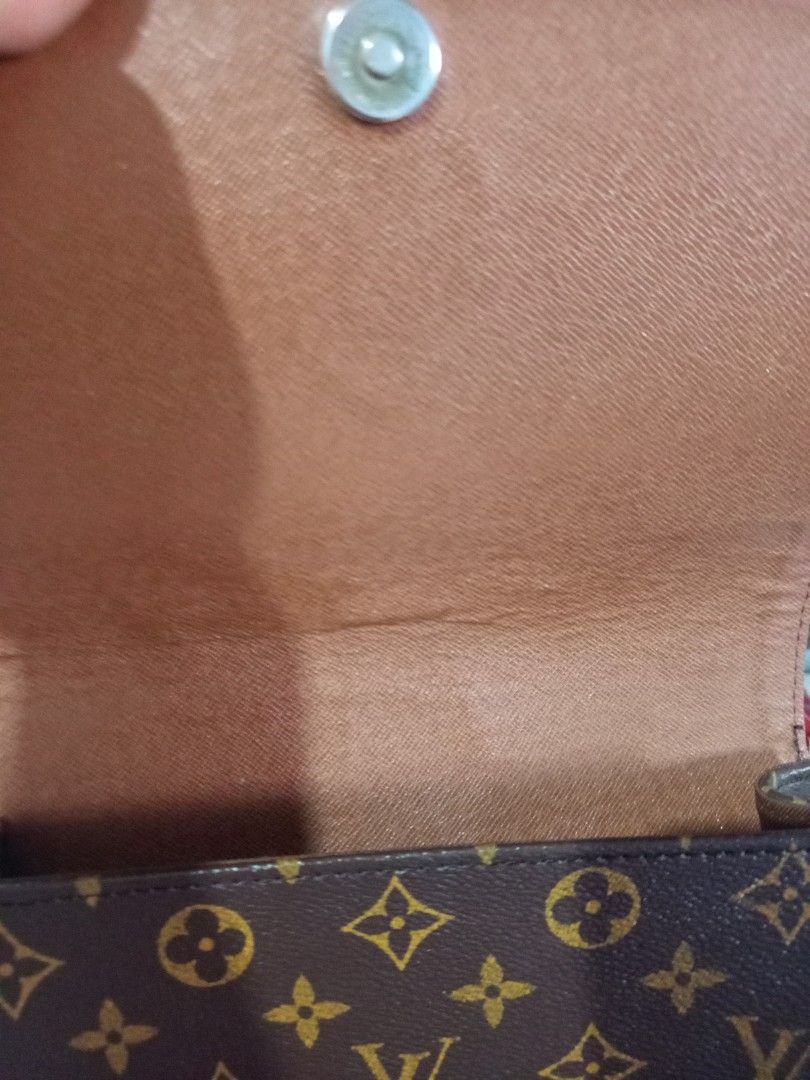 Louis Vuitton Monogram Canvas Crossbody Preloved Bag (Category: Luxury Bags & Wallets) located in Gapan. Submitted by cristina_adofina (Listing ID 1468542626, Image 3). Description: - Classic Louis Vuitton monogram coated canvas shoulder bag - Elegant vachetta leather flap closure with a secure metal ring buckle fastener for Japan - Includes an adjustable leather strap for a customized fit - Structured shape with a clean dark brown interior linin