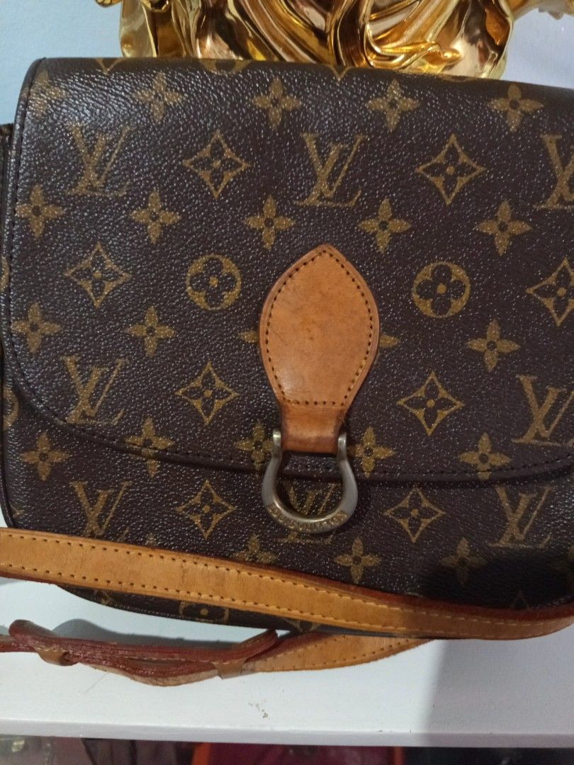 Louis Vuitton Monogram Canvas Crossbody Preloved Bag (Category: Luxury Bags & Wallets) located in Gapan. Submitted by cristina_adofina (Listing ID 1468542626, Image 2). Description: - Classic Louis Vuitton monogram coated canvas shoulder bag - Elegant vachetta leather flap closure with a secure metal ring buckle fastener for Japan - Includes an adjustable leather strap for a customized fit - Structured shape with a clean dark brown interior linin