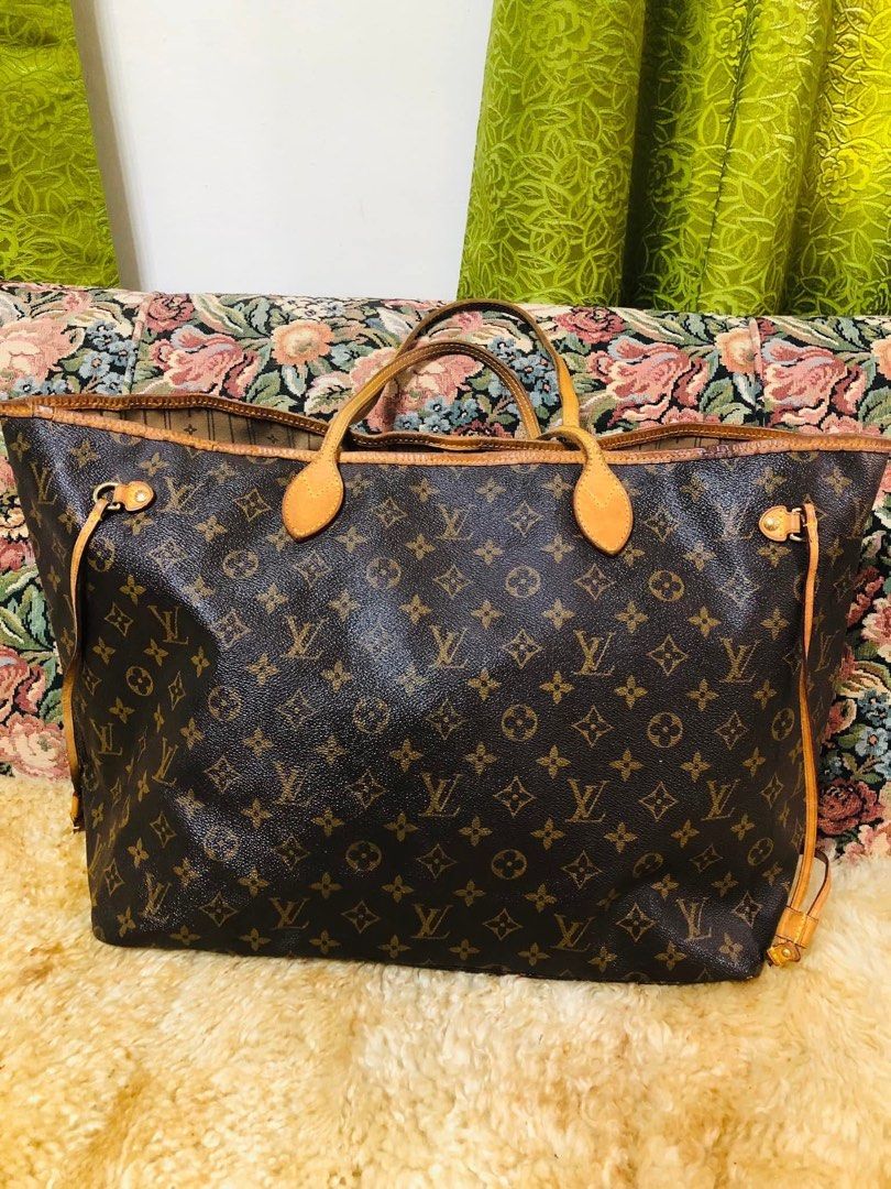 Louis Vuitton Monogram Canvas Neverfull Tote Bag (Category: Luxury Bags & Wallets) located in Cainta. Submitted by mariss.luxx (Listing ID 1468570396, Image 1). Description: - Iconic Louis Vuitton monogram canvas with classic brown print - Premium vachetta leather trim and thin shoulder straps - Spacious everyday carryall, fits a laptop and daily essentials easily - Features stylish side cinching laces - Striped fabric interior lining with a conv