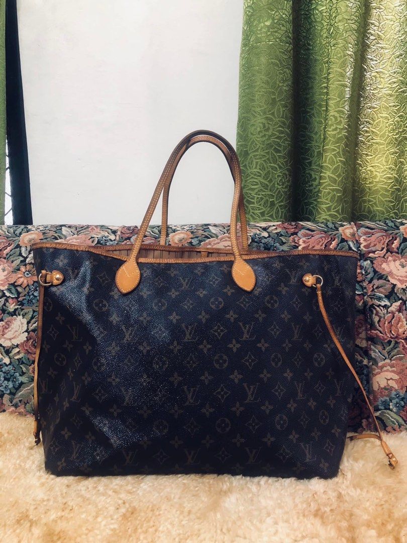 Louis Vuitton Monogram Canvas Neverfull Tote Bag (Category: Luxury Bags & Wallets) located in Cainta. Submitted by mariss.luxx (Listing ID 1468570396, Image 2). Description: - Iconic Louis Vuitton monogram canvas with classic brown print - Premium vachetta leather trim and thin shoulder straps - Spacious everyday carryall, fits a laptop and daily essentials easily - Features stylish side cinching laces - Striped fabric interior lining with a conv