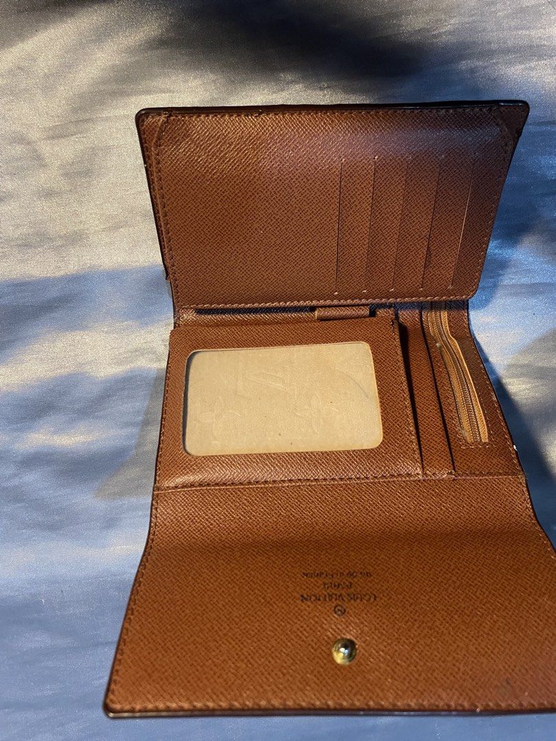 Louis Vuitton Monogram Wallet (Category: Luxury Bags & Wallets) located in Mandaluyong City. Submitted by summahtohdaybabes (Listing ID 1468681142, Image 2). Description: Interior Layout: One ID window slot. Multiple card slots. Bill compartment for unfolded notes. Small zippered coin pocket..