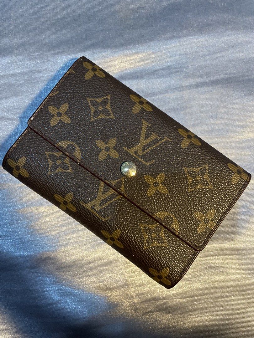 Louis Vuitton Monogram Wallet (Category: Luxury Bags & Wallets) located in Mandaluyong City. Submitted by summahtohdaybabes (Listing ID 1468681142, Image 1). Description: Interior Layout: One ID window slot. Multiple card slots. Bill compartment for unfolded notes. Small zippered coin pocket..