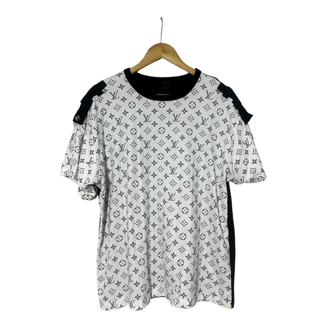 Louis Vuitton Monogram White Black T-shirt (Category: Tshirts & Polo Shirts ) located in Davao. Submitted by thriftitemsss (Listing ID 1468618231, Image 1). Description: Negotiable.