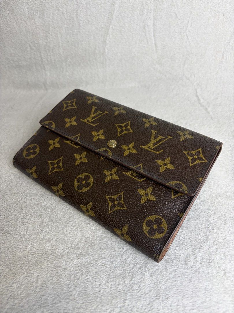 Louis Vuitton Wallet (Category: Luxury Bags & Wallets) located in Pasig City. Submitted by fjrd_relovedluxury28 (Listing ID 1468632220, Image 3). Description: Porte Tresor wallet Issue flaking on inner pocket normal for vintage LV.
