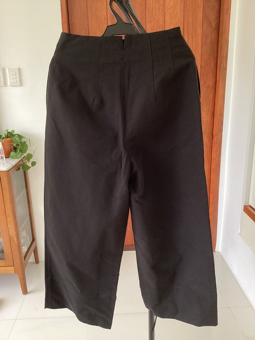 Love, Bonito Black Pants Size M (Category: Jeans) located in Bacoor. Submitted by cts217 (Listing ID 1468507772, Image 2). Description: - Brand: Love, Bonito - Condition: Brand new with tags attached, never worn - Size: Medium (UK 10 / US 6) - Color: True dark black - Style: Straight leg silhouette with structured front and back waist seaming - Perfect for workwear or minimalist casual styling.