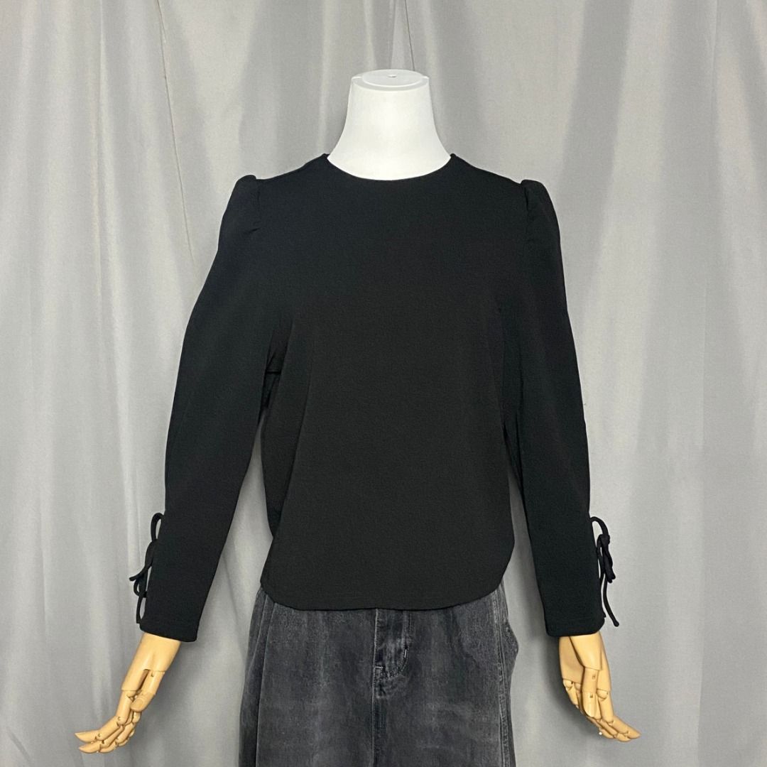 Love Bonito Kyani mutton sleeve top (Category: Longsleeves) located in Las Pinas. Submitted by ipickyou (Listing ID 1468672911, Image 1). Description: Unwashed Condition: 10/10 𝗠𝗲𝗮𝘀𝘂𝗿𝗲𝗺𝗲𝗻𝘁𝘀 𝘄𝗵𝗲𝗻 𝗹𝗮𝗶𝗱 𝗳𝗹𝗮𝘁: -Size XS -Shoulder to shoulder: 13” -Armpit to armpit: 19 1/2” -Length: 22” .