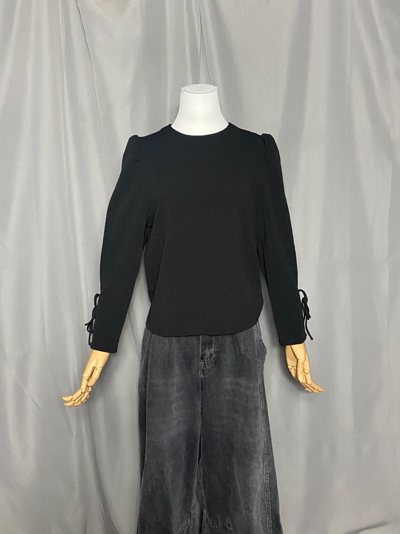 Love Bonito Kyani mutton sleeve top (Category: Longsleeves) located in Las Pinas. Submitted by ipickyou (Listing ID 1468672911, Image 2). Description: Unwashed Condition: 10/10 𝗠𝗲𝗮𝘀𝘂𝗿𝗲𝗺𝗲𝗻𝘁𝘀 𝘄𝗵𝗲𝗻 𝗹𝗮𝗶𝗱 𝗳𝗹𝗮𝘁: -Size XS -Shoulder to shoulder: 13” -Armpit to armpit: 19 1/2” -Length: 22” .