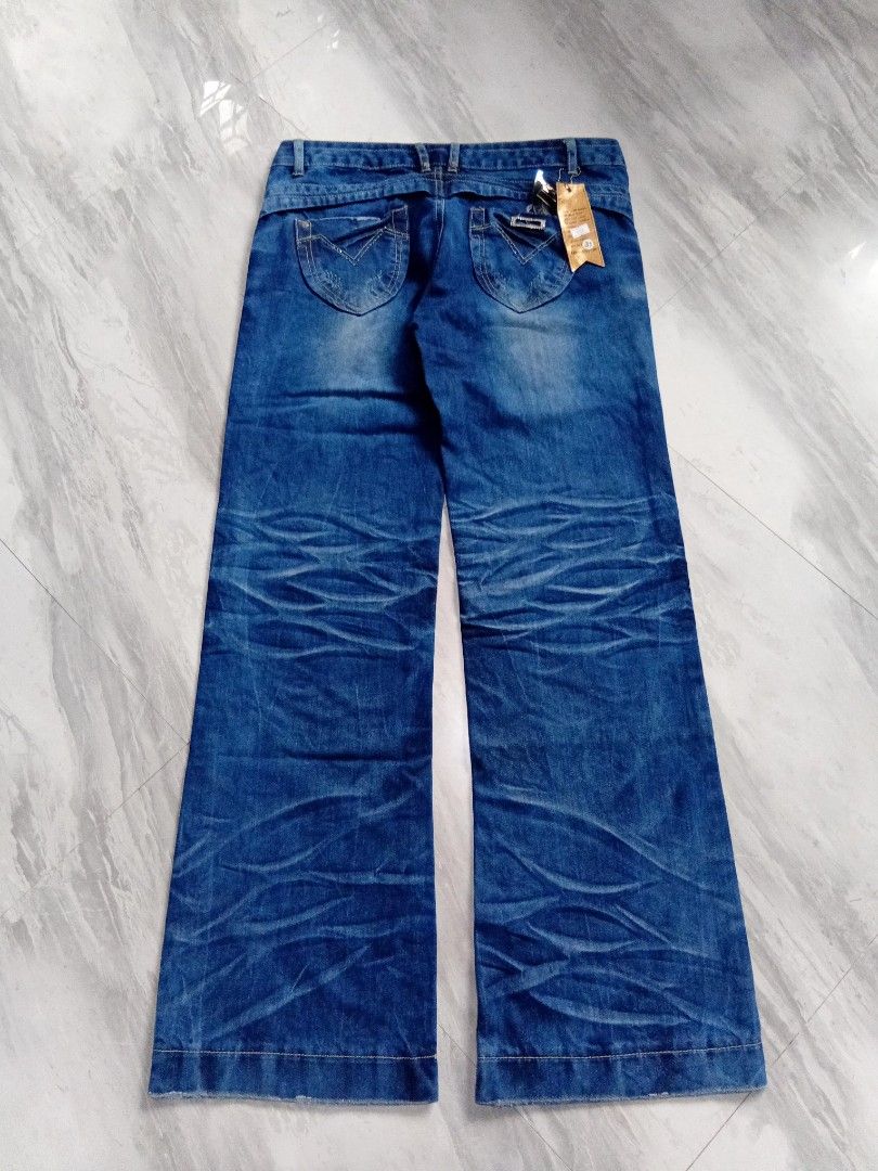 low rise straight cut jeans (Category: Jeans) located in Baguio. Submitted by steambunny (Listing ID 1468637092, Image 2). Description: size 31 on tag 42 length 11 hem low waisted needs wash no issues (design nasa hem niya) excellent condition baguio loc.