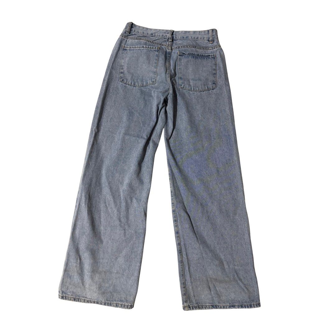 low waisted jeans in light wash (Category: Jeans) located in Cainta. Submitted by e11ise (Listing ID 1468576202, Image 2). Description: runs big (sits on your hips) waist size: 28.3in hip size: 37.4 in length: 39.6in i loved this pants rfs: declutter .
