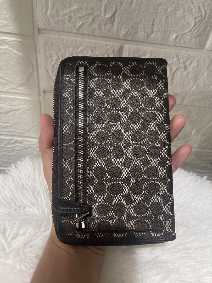 ❗️LP❗️Coach wallet wrislet (Category: Purses & Pouches) located in Naga. Submitted by luxx_clover (Listing ID 1468566797, Image 3). Description: made in India - signs of use only - no flaw.