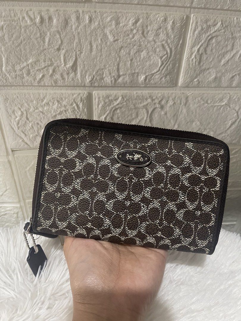 ❗️LP❗️Coach wallet wrislet (Category: Purses & Pouches) located in Naga. Submitted by luxx_clover (Listing ID 1468566797, Image 1). Description: made in India - signs of use only - no flaw.