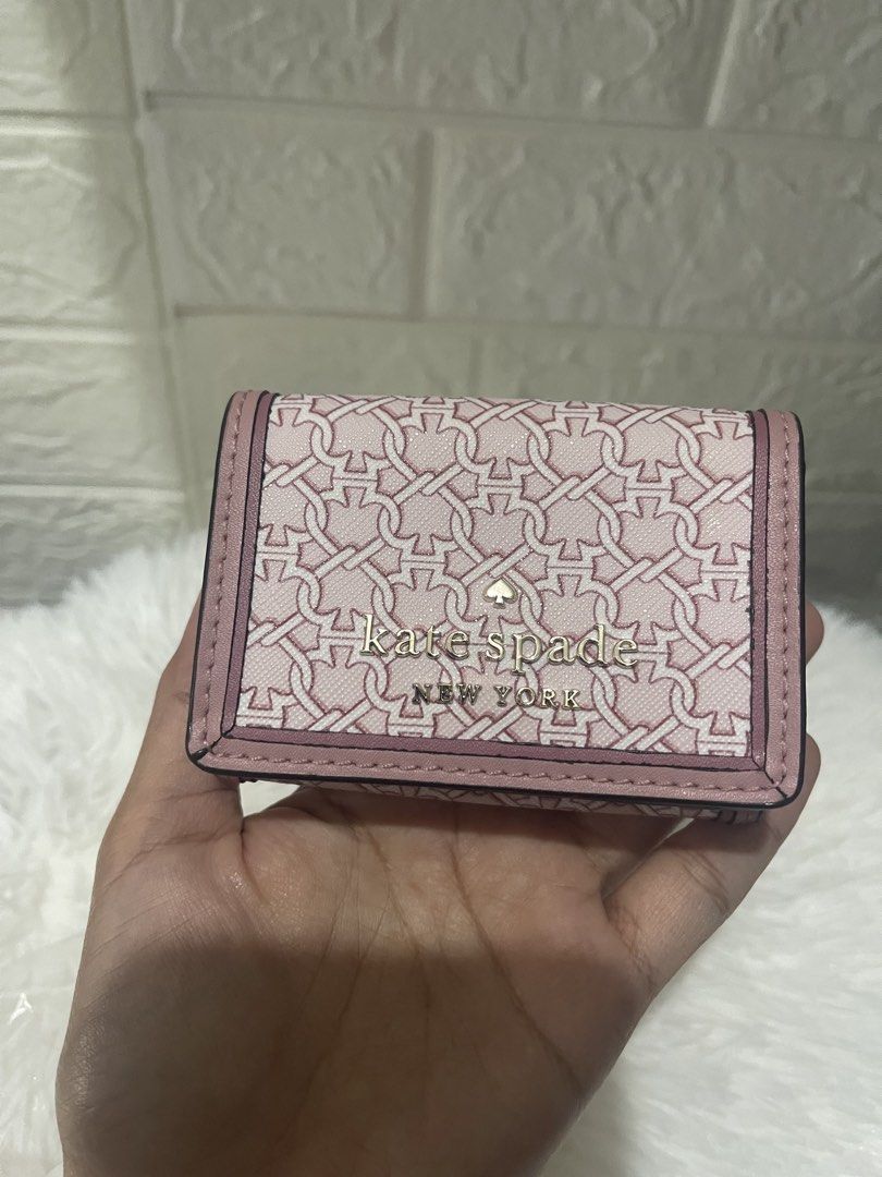 ❗️LP❗️Kate spade tri-fold small wallet (Category: Purses & Pouches) located in Naga. Submitted by luxx_clover (Listing ID 1468565992, Image 1). Description: No Flaw add sf.