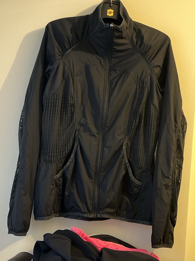 Lululemon black jacket (Category: Activewear) located in Pasig City. Submitted by sandace (Listing ID 1468591816, Image 1). Description: Authentic Features 2 pockets infront, big mesh detail on the sides, sleeves and at the back Made of light material.