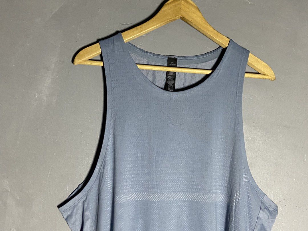 Lululemon License To Train Tank (Category: Activewear) located in Cabuyao City. Submitted by chukz_x (Listing ID 1468677504, Image 3). Description: Lululemon License To Train Tank Size : Large Dimes : 22W 29.5L Condition : Excellent Issue : none Price : 950 📍READY TO WEAR 📍Cabuyao Laguna.