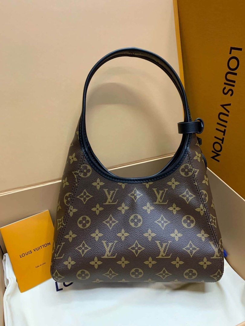 Lv Shoulder Bag (Category: Luxury Bags & Wallets) located in Manila. Submitted by bagsandmanymanymore1 (Listing ID 1468525893, Image 2). Description: Preloved Lv Rank SA Size 28cm Microchip scannable serial .
