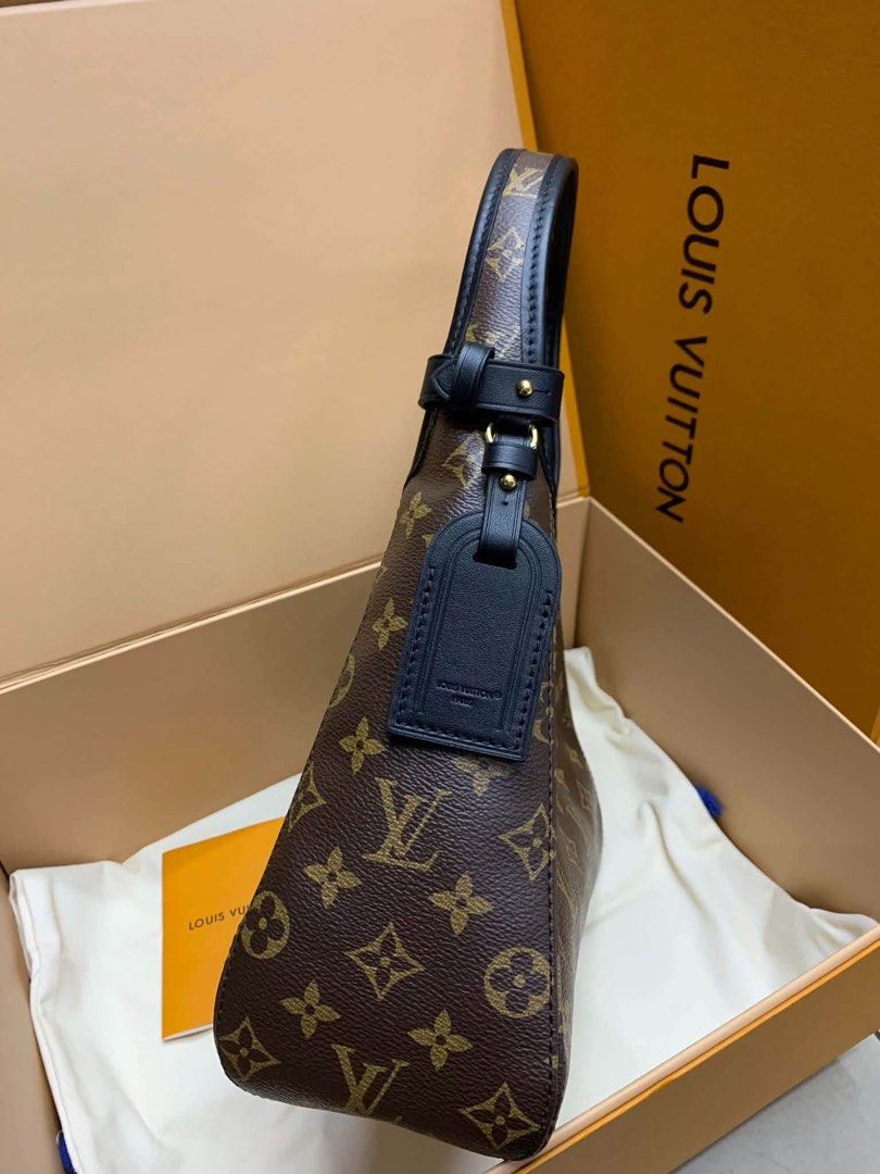 Lv Shoulder Bag (Category: Luxury Bags & Wallets) located in Manila. Submitted by bagsandmanymanymore1 (Listing ID 1468525893, Image 3). Description: Preloved Lv Rank SA Size 28cm Microchip scannable serial .
