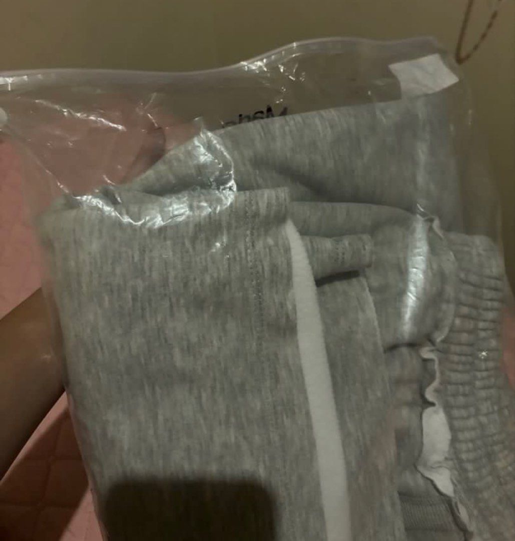 Made in Mnl Sweatpants (Category: Joggers) located in Calamba. Submitted by _jusjfinds (Listing ID 1468558786, Image 3). Description: ₱635 IN TOTAL INCLUDING SHIPPING •original price: got it for ₱830 • condition: brand new / never used • size: XL (32-40) • color: light acid • rfs: gift siya, pero unfortunately wrong size. • packaging: may small tear lang sa plastic packaging from opening, but the sweatpants itself is completely unaffected and in 