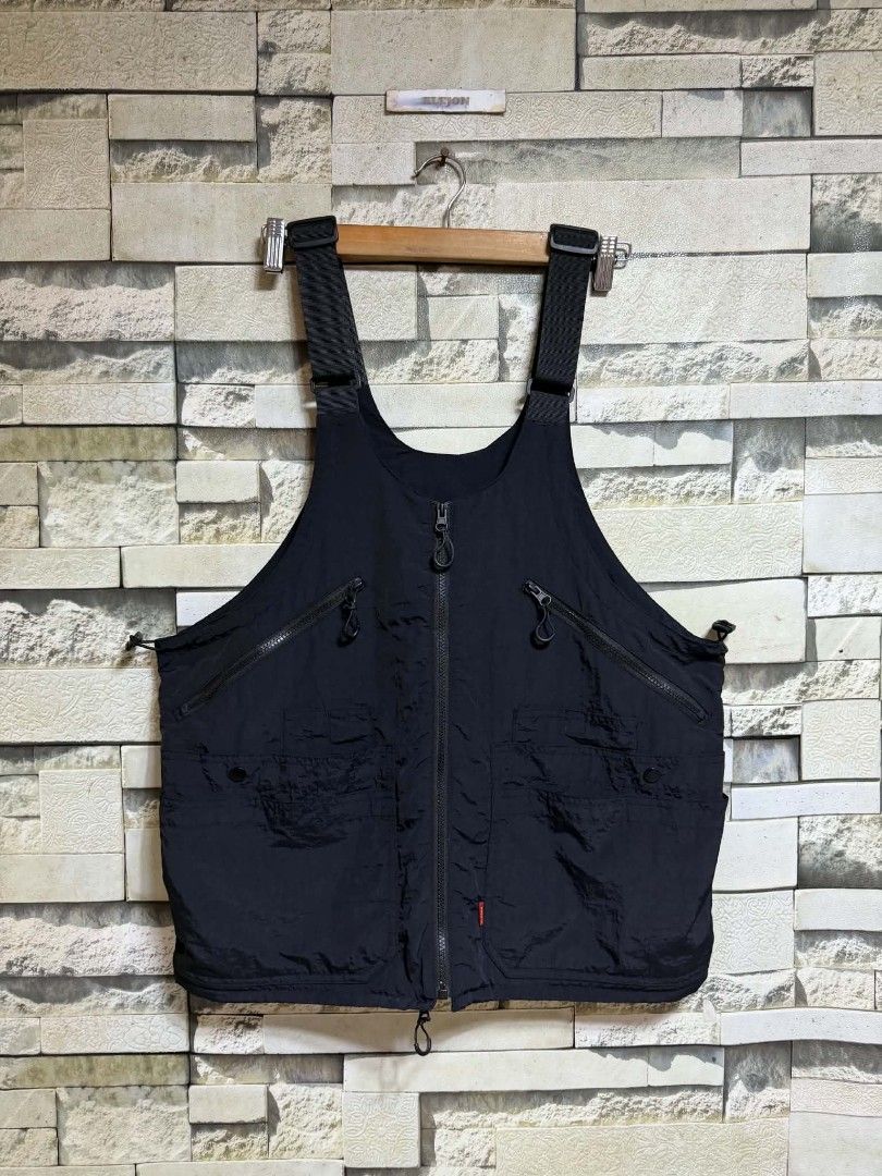 MADEN WEAR Multi-function 2-in-1 Utility Vest Bag Black (Category: Vests) located in Santa Rosa. Submitted by alejon007 (Listing ID 1468521488, Image 2). Description: MADEN WEAR Multi-function 2-in-1 Utility Vest Bag Black 100% Legit Good as new No issues Size free size 22.5 width PRIC 1⃣3⃣8⃣0⃣ PM .