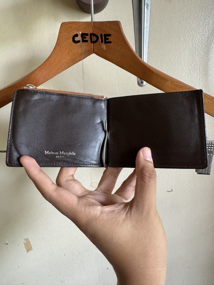 Maison magriela clip wallet (Category: Wallets & Card Holders) located in Davao. Submitted by fafacedie (Listing ID 1468631040, Image 3). Description: Maison MargieIa clip wallet card holder Genuine leather Very good condition. Signs of usage sa sidings 2k+sf.
