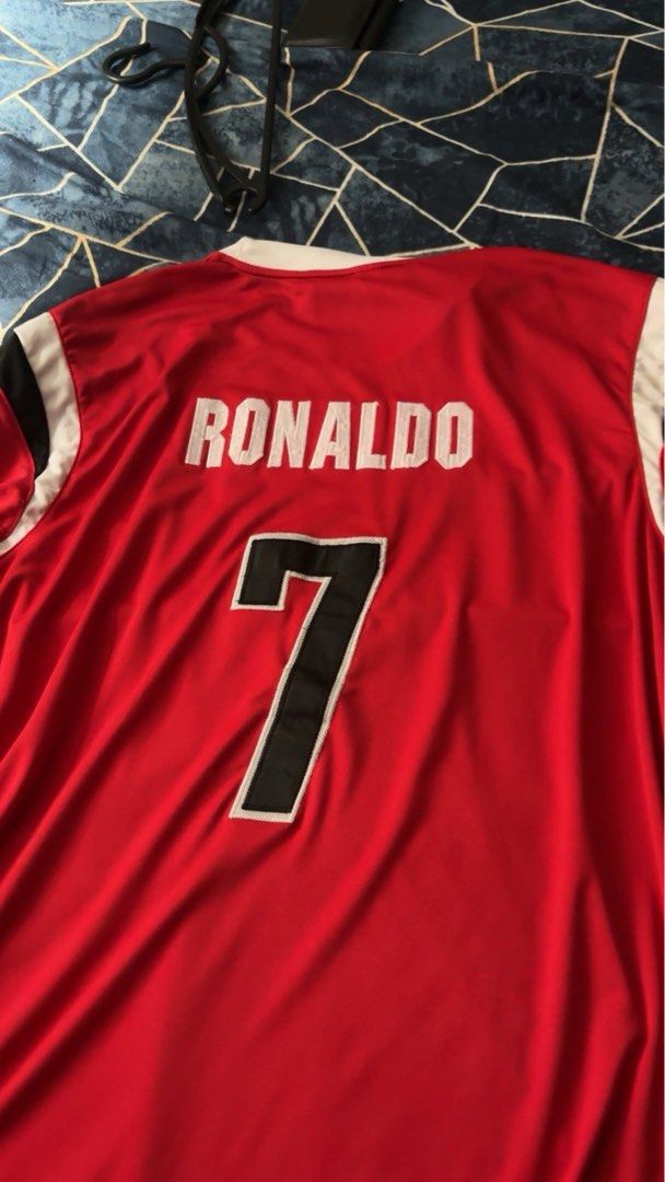 Manchester United CR7 Jersey (Category: Activewear) located in Manila. Submitted by thatmorenodude (Listing ID 1468575051, Image 2). Description: XL.