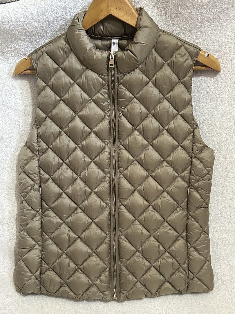 Mango Quilted Vest (Category: Coats, Jackets and Outerwear) located in Baguio. Submitted by previouslymine.10 (Listing ID 1468549354, Image 1). Description: - mango quilted vest - product size: shoulder 14 inches, length 23 inches.