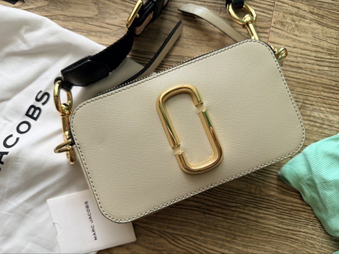 Marc Jacobs Snapshot Camera Bag with Dust Bag (Category: Luxury Bags & Wallets) located in Pasig City. Submitted by wandererscab_2.0 (Listing ID 1468528980, Image 2). Description: 💯 Original Bought in the US (i have prrof of purchase to show) No issues aside from a small signs of use in front but not obvious Hardwares are all good Used twice only MOP: bdo or gcash Shipping c/o the buyer.