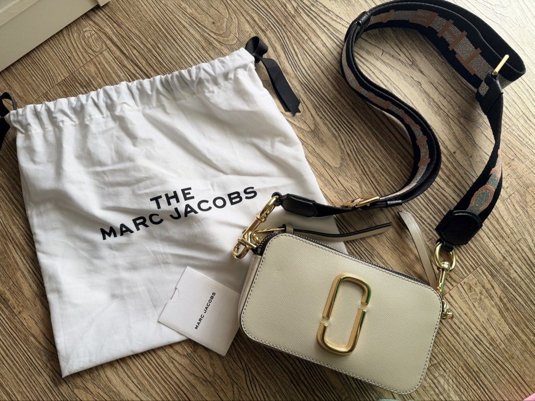 Marc Jacobs Snapshot Camera Bag with Dust Bag (Category: Luxury Bags & Wallets) located in Pasig City. Submitted by wandererscab_2.0 (Listing ID 1468528980, Image 1). Description: 💯 Original Bought in the US (i have prrof of purchase to show) No issues aside from a small signs of use in front but not obvious Hardwares are all good Used twice only MOP: bdo or gcash Shipping c/o the buyer.
