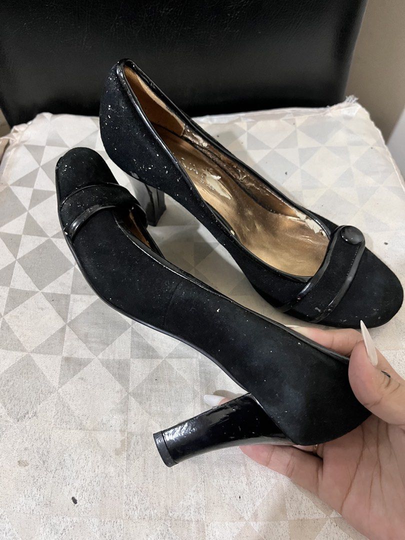 Maria Pia Black High Heels (Category: Heels) located in Manila. Submitted by warmstar_51422e (Listing ID 1468539135, Image 2). Description: ❗️inner sole lang po issue ❗️ - Brand: Maria Pia - Style: Black pumps with sturdy chunky block heels - Details: Patent leather trim and decorative buttons across the toes - Exterior Condition: Suede material has minor dust and light scuffs - Interior Condition: Gold inner lining shows peeling and flaking insi