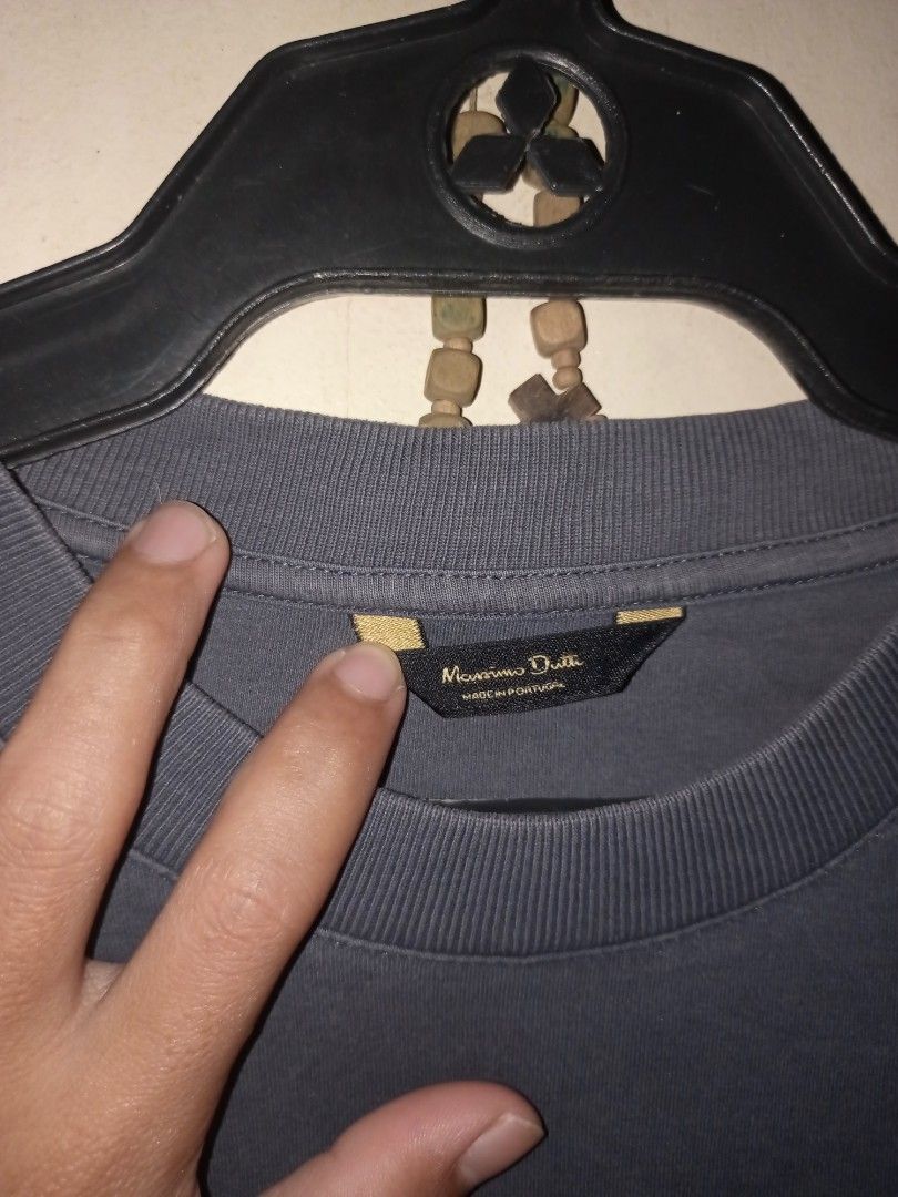 Massimo Dutti plain shirt (Category: Tshirts & Polo Shirts ) located in Manila. Submitted by kenny200024 (Listing ID 1468650733, Image 2). Description: Massimo Dutti plain shirt - medium fit - actual measurement width 23 | length 26.5 - good condition.