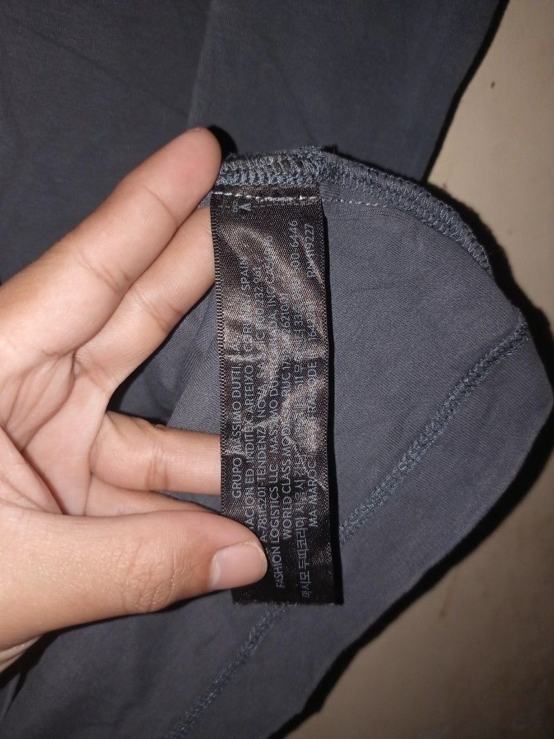 Massimo Dutti plain shirt (Category: Tshirts & Polo Shirts ) located in Manila. Submitted by kenny200024 (Listing ID 1468650733, Image 3). Description: Massimo Dutti plain shirt - medium fit - actual measurement width 23 | length 26.5 - good condition.