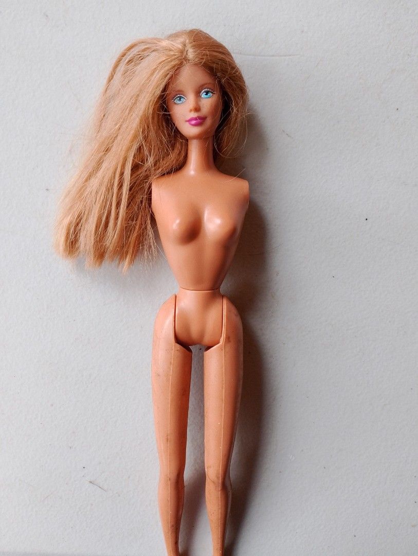 mattel barbie doll (Category: Kids Toys) located in Santo Domingo. Submitted by glitterpinkgloss (Listing ID 1468580290, Image 1). Description: -needs cleaning and hairspa -manage your expectations. -wyswyg as is .