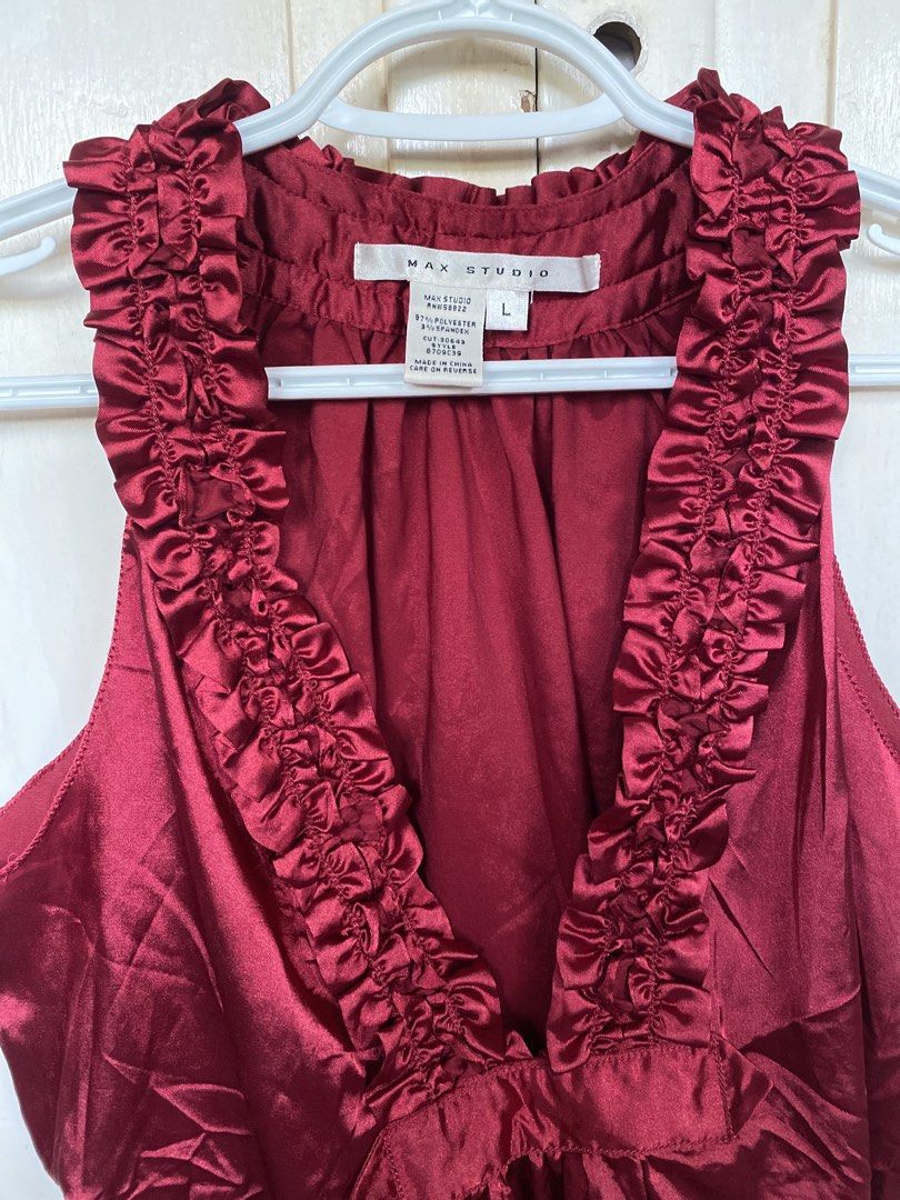 Max Studio Red Sleeveless Ruffle Blouse Size Large Silk V-Neck (Category: Sleeveless) located in Cainta. Submitted by narraveranda (Listing ID 1468559632, Image 2). Description: .