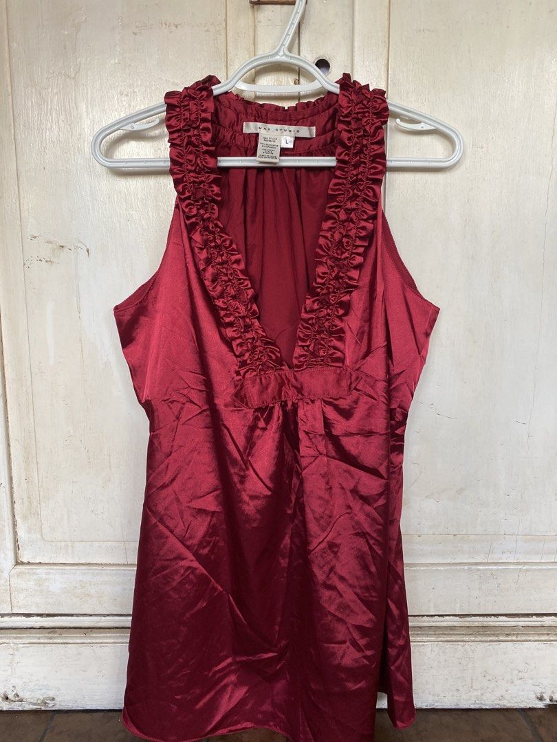 Max Studio Red Sleeveless Ruffle Blouse Size Large Silk V-Neck (Category: Sleeveless) located in Cainta. Submitted by narraveranda (Listing ID 1468559632, Image 1). Description: .