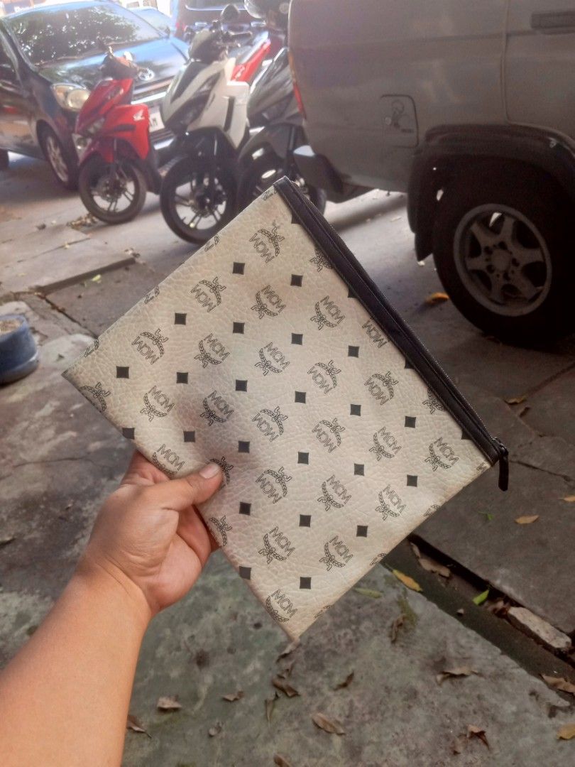 MCM Clutch Bag (Category: Luxury Bags & Wallets) located in Manila. Submitted by ronmarbeni45920 (Listing ID 1468527140, Image 3). Description: excellent no issue authentic -1200 Freeshipping.