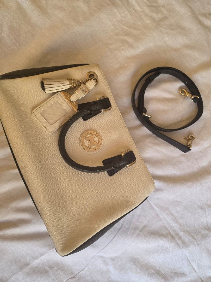 Metrocity (Category: Cross-body Bags) located in Talisay. Submitted by tinkerbellaaaa (Listing ID 1468673327, Image 3). Description: preloved 2way metrocity with 3 compartments in cream..