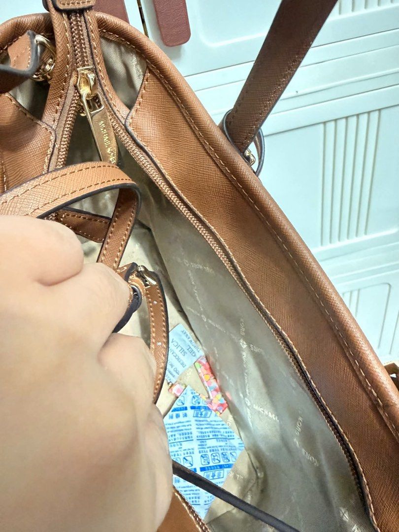 Michael Kors Jet set Carryall XS (Category: Tote Bags) located in Manila. Submitted by iyamdavid (Listing ID 1468670235, Image 2). Description: Authentic MK few times used only Loc Antipolo.