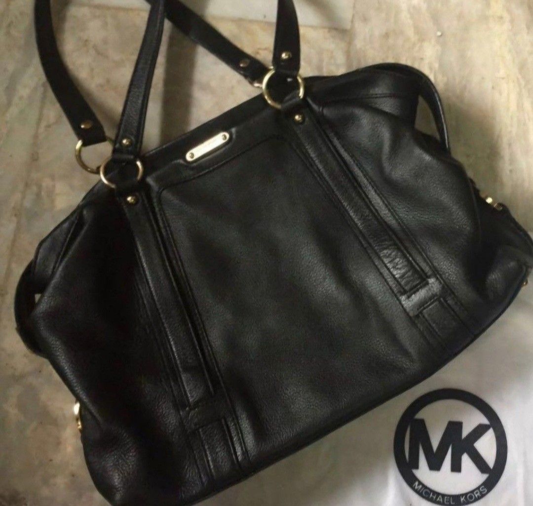 Michael kors large leather bag (Category: Tote Bags) located in Manila. Submitted by onlinesmartshopping12 (Listing ID 1468500990, Image 3). Description: michael kors black - Stylish design - Made with durable leather.