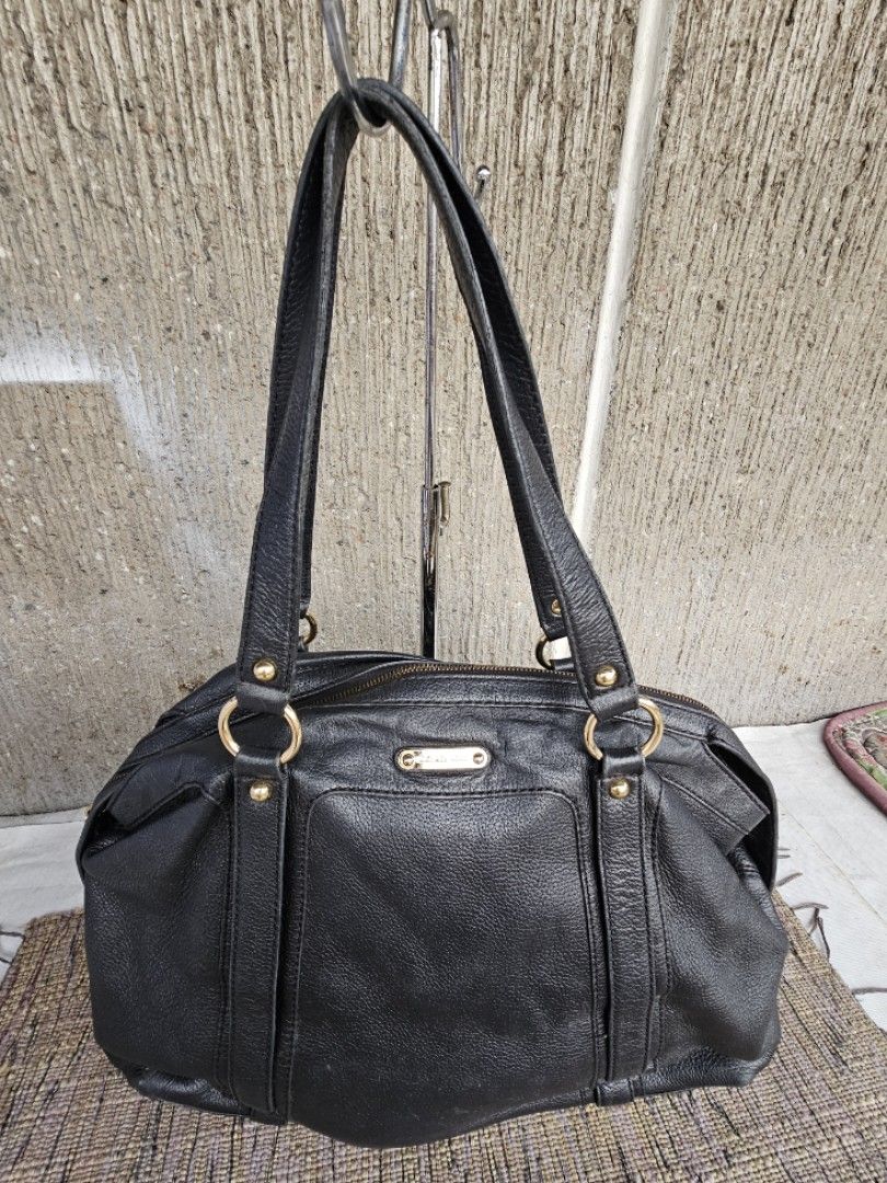 Michael kors large leather bag (Category: Tote Bags) located in Manila. Submitted by onlinesmartshopping12 (Listing ID 1468500990, Image 1). Description: michael kors black - Stylish design - Made with durable leather.