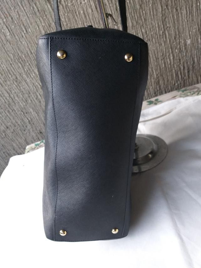 Michael kors mk bag (Category: Cross-body Bags) located in Manila. Submitted by onlinesmartshopping12 (Listing ID 1468500295, Image 2). Description: decluttering no issue1 Black satchel bag with gold-tone hardware. Features a top zipper closure and dual top handles. Includes a detachable shoulder strap. The bag has a gold Michael Kors logo on the front. The interior lining is grey. The bag has a tag.