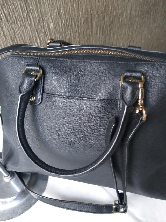 Michael kors mk bag (Category: Cross-body Bags) located in Manila. Submitted by onlinesmartshopping12 (Listing ID 1468500295, Image 3). Description: decluttering no issue1 Black satchel bag with gold-tone hardware. Features a top zipper closure and dual top handles. Includes a detachable shoulder strap. The bag has a gold Michael Kors logo on the front. The interior lining is grey. The bag has a tag.