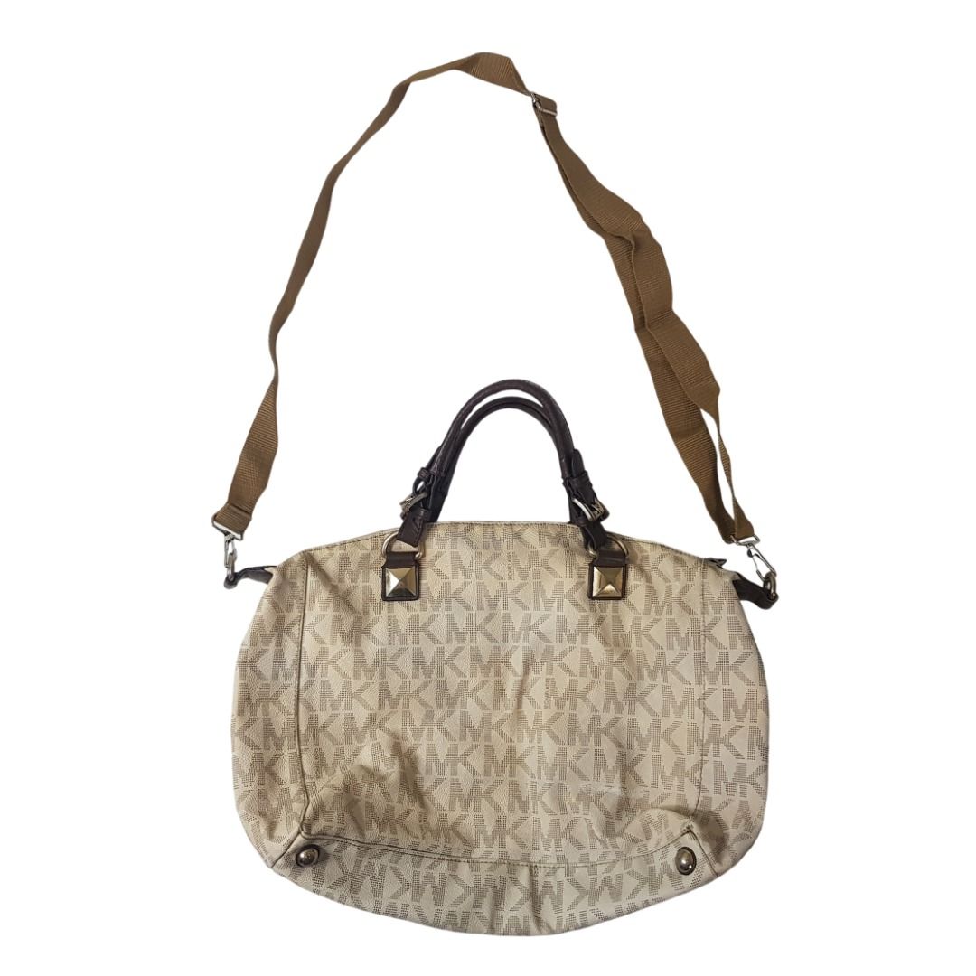 Michael Kors MK sling bag (Category: Sling Bags) located in Cebu City. Submitted by dwightmendozasr (Listing ID 1468691362, Image 1). Description: Michael Kors MK sling bag W- 17.0 L - 12.5 ~minor signs of usage which are normal for preloved items Php 150.00 + shipping fee CODE: OO4.
