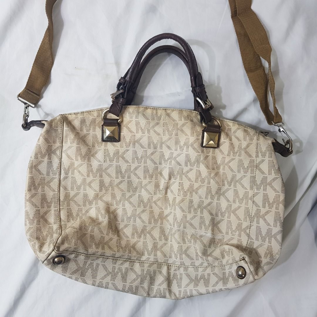 Michael Kors MK sling bag (Category: Sling Bags) located in Cebu City. Submitted by dwightmendozasr (Listing ID 1468691362, Image 2). Description: Michael Kors MK sling bag W- 17.0 L - 12.5 ~minor signs of usage which are normal for preloved items Php 150.00 + shipping fee CODE: OO4.