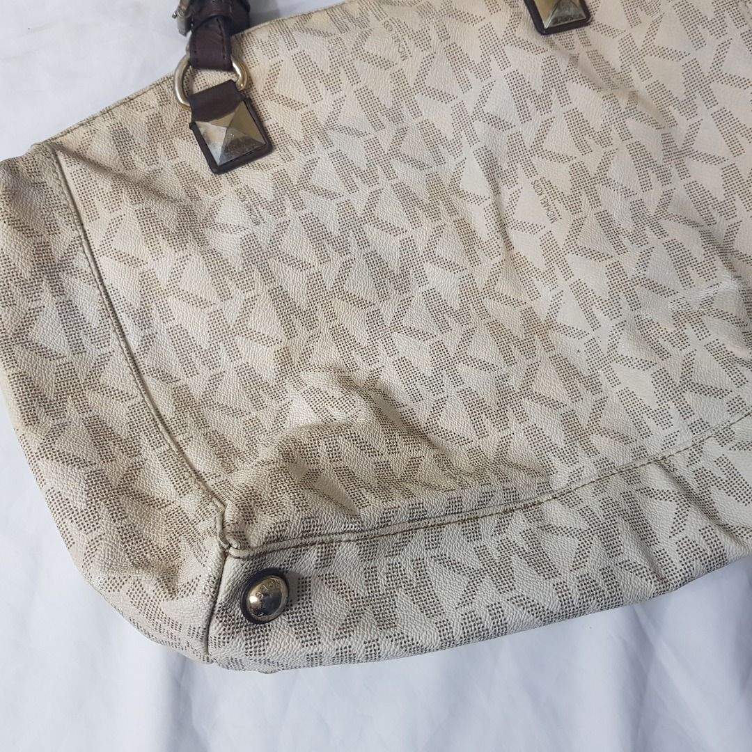 Michael Kors MK sling bag (Category: Sling Bags) located in Cebu City. Submitted by dwightmendozasr (Listing ID 1468691362, Image 3). Description: Michael Kors MK sling bag W- 17.0 L - 12.5 ~minor signs of usage which are normal for preloved items Php 150.00 + shipping fee CODE: OO4.