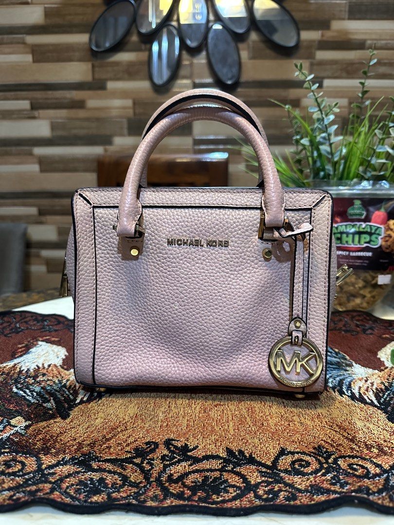 Michael Kors Pink Leather Mini Satchel Handbag (Category: Luxury Bags & Wallets) located in Caloocan City. Submitted by kristel3094 (Listing ID 1468651698, Image 1). Description: .