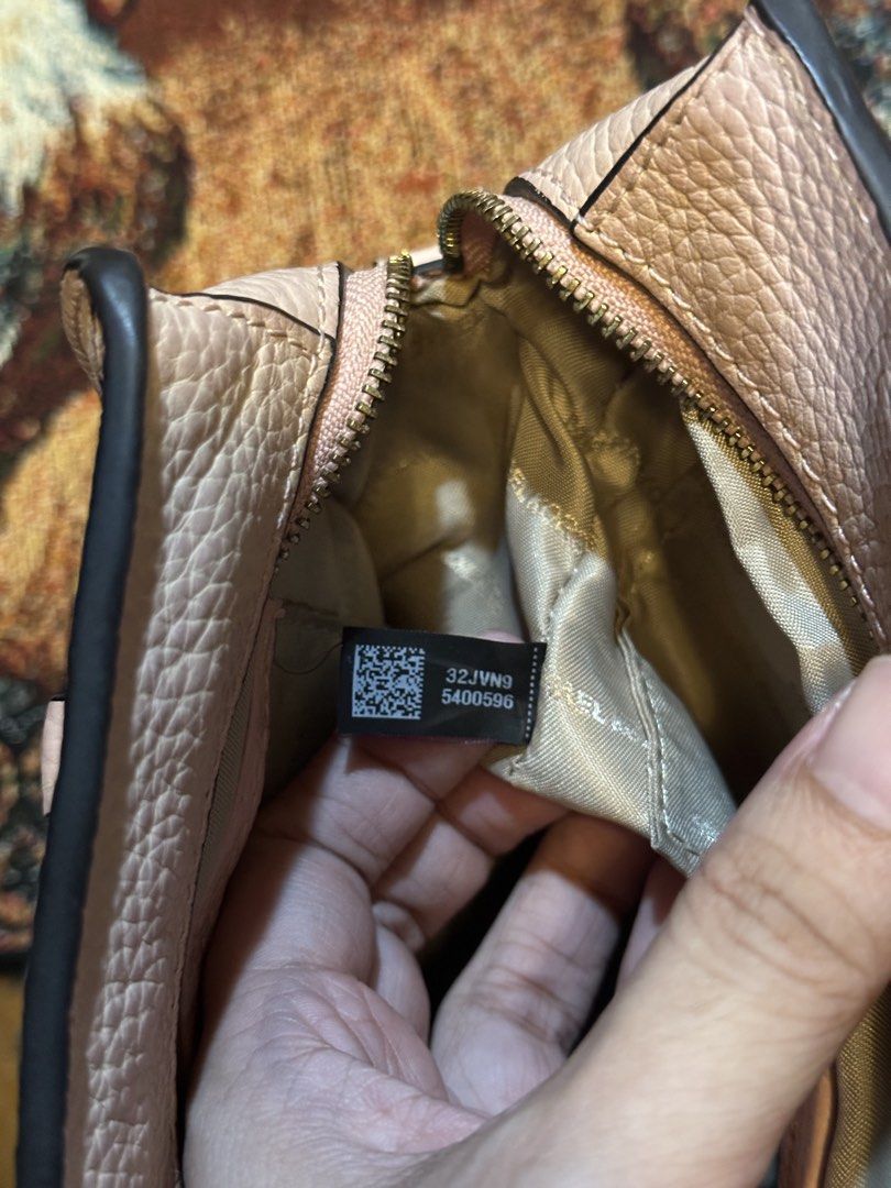 Michael Kors Pink Leather Mini Satchel Handbag (Category: Luxury Bags & Wallets) located in Caloocan City. Submitted by kristel3094 (Listing ID 1468651698, Image 3). Description: .