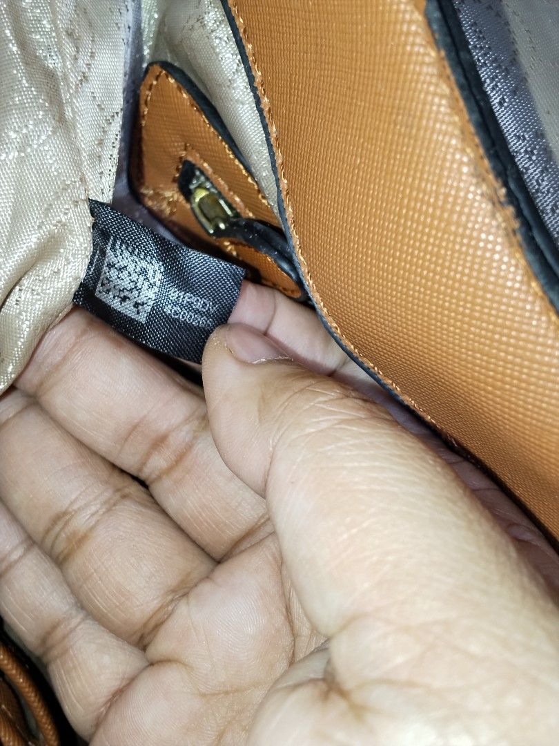 Micheal Kors Sling bag (Category: Cross-body Bags) located in Cavite. Submitted by bagssection04 (Listing ID 1468516555, Image 2). Description: Micheal Kors sling bag long wallet can fit no minor issue missing rubber lining lang pero minimal at ndi makita.