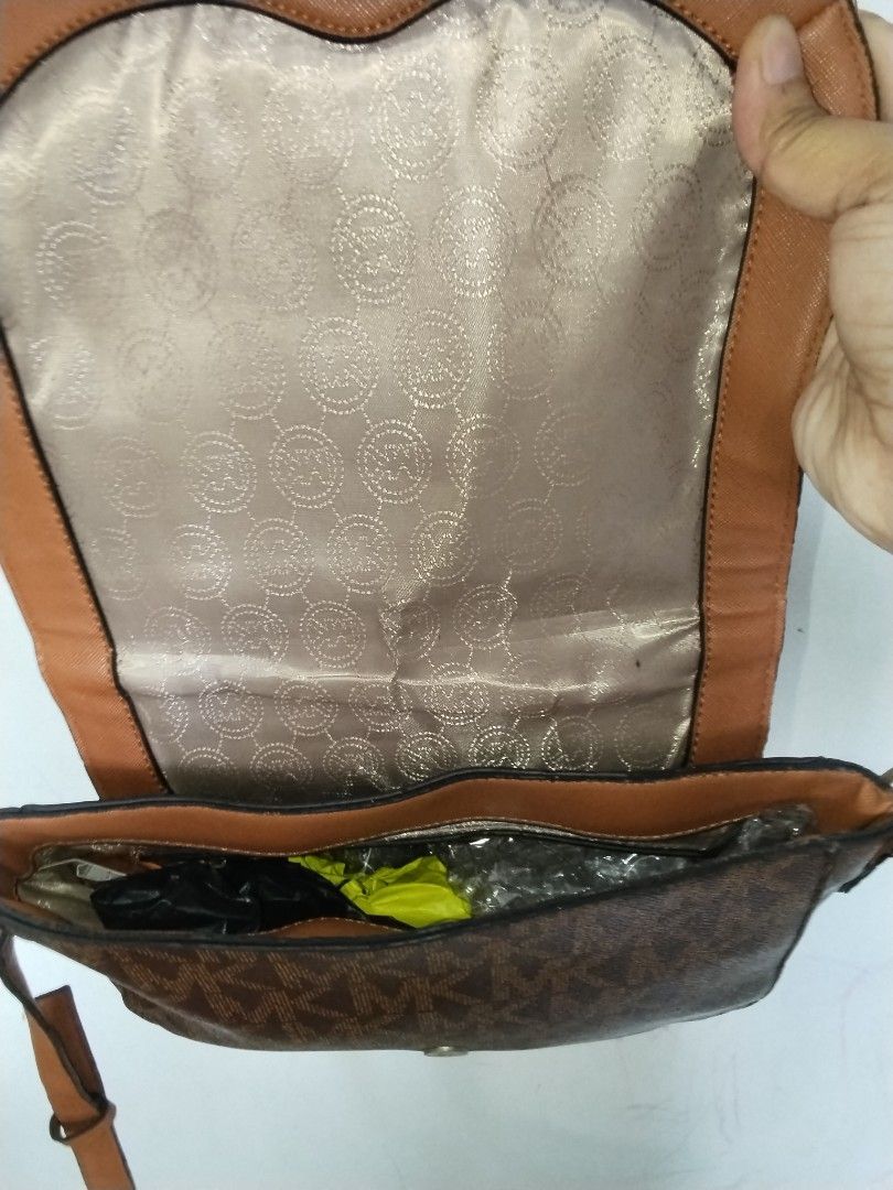 Micheal Kors Sling bag (Category: Cross-body Bags) located in Cavite. Submitted by bagssection04 (Listing ID 1468516555, Image 3). Description: Micheal Kors sling bag long wallet can fit no minor issue missing rubber lining lang pero minimal at ndi makita.