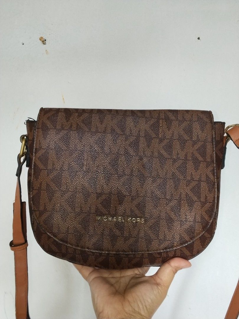 Micheal Kors Sling bag (Category: Cross-body Bags) located in Cavite. Submitted by bagssection04 (Listing ID 1468516555, Image 1). Description: Micheal Kors sling bag long wallet can fit no minor issue missing rubber lining lang pero minimal at ndi makita.