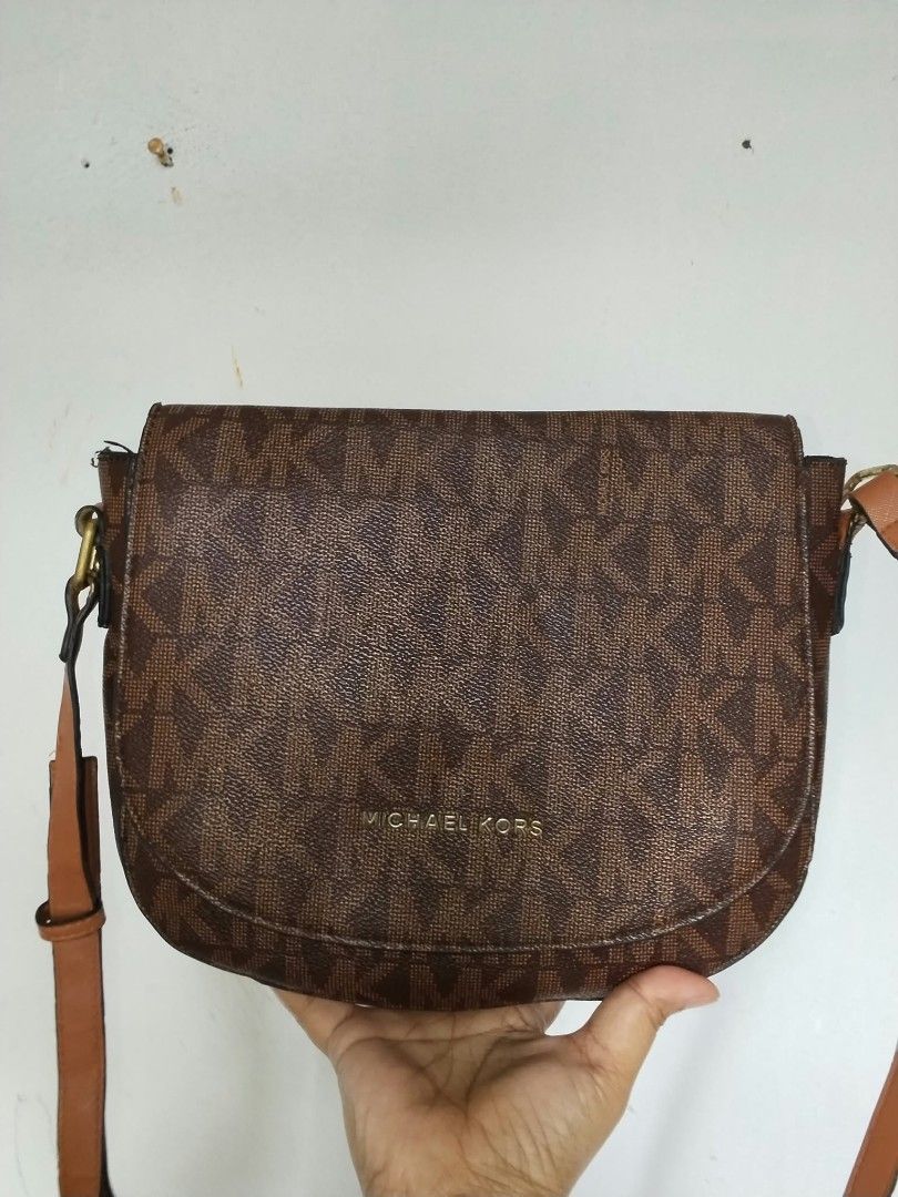 Micheal Kors sling bag (Category: Cross-body Bags) located in Manila. Submitted by bagelyascollection (Listing ID 1468707418, Image 1). Description: Micheal Kors sling bag long wallet can fit.