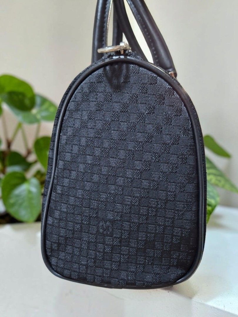 MILA SCHON CANVAS BOSTON BAG (Category: Tote Bags) located in Las Pinas. Submitted by annachiaonair2037 (Listing ID 1468502552, Image 3). Description: MILA SCHON FABRIC BOSTON BAG FROM JAPAN INNER LEATHER LINING EXPIRED, KAYA INALIS KO. VERY NICE PA, YOU CAN USE BAG ORGANIZER INSIDE. MEDIUM SIZE ONLY kaya MURA LANG..